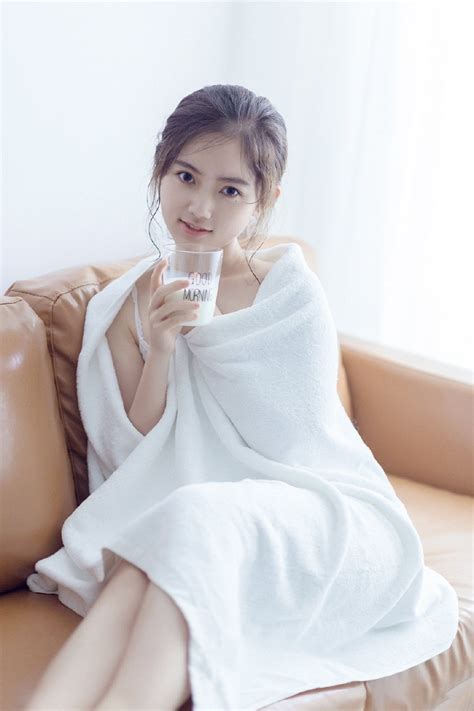 礼炮鸣响，国旗护卫队擎国旗出场！